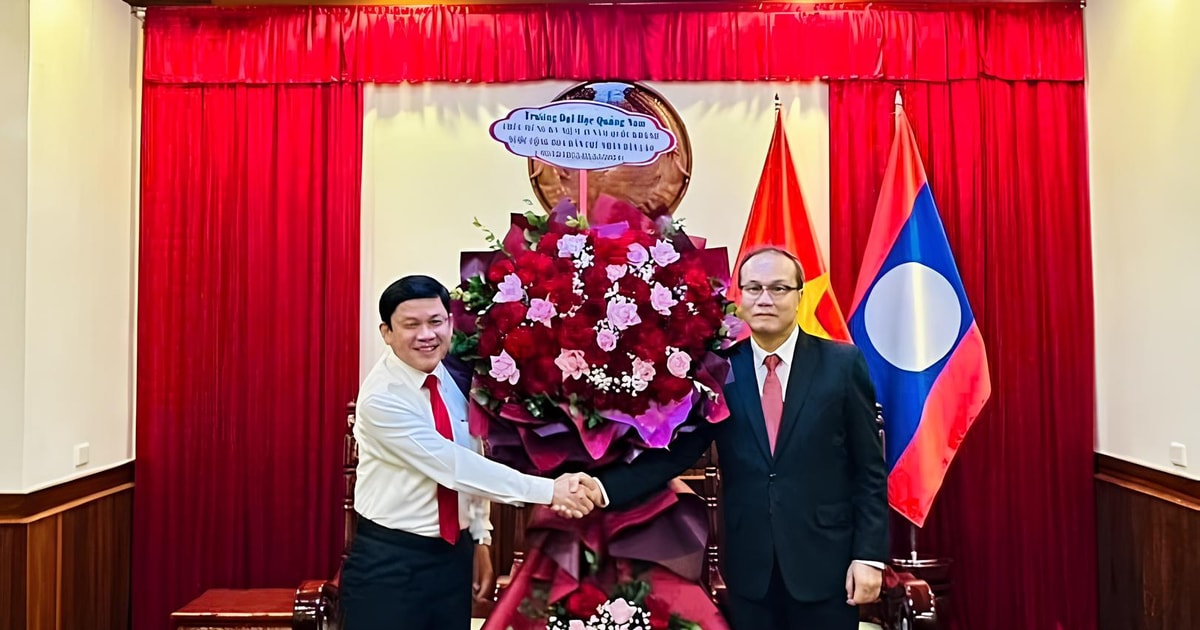 ថ្នាក់ដឹកនាំនៃសាកលវិទ្យាល័យ Quang Nam បានទៅទស្សនា និងអបអរសាទរស្ថានអគ្គកុងស៊ុលឡាវប្រចាំទីក្រុង Da Nang
