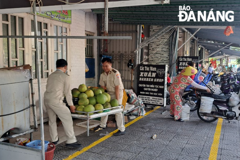 Lực lượng quy tắc đô thị quận Sơn Trà kịp thời kiểm tra, xử lý nhiều trường hợp vi phạm trật tự vỉa hè. Ảnh: TRẦN TRÚC