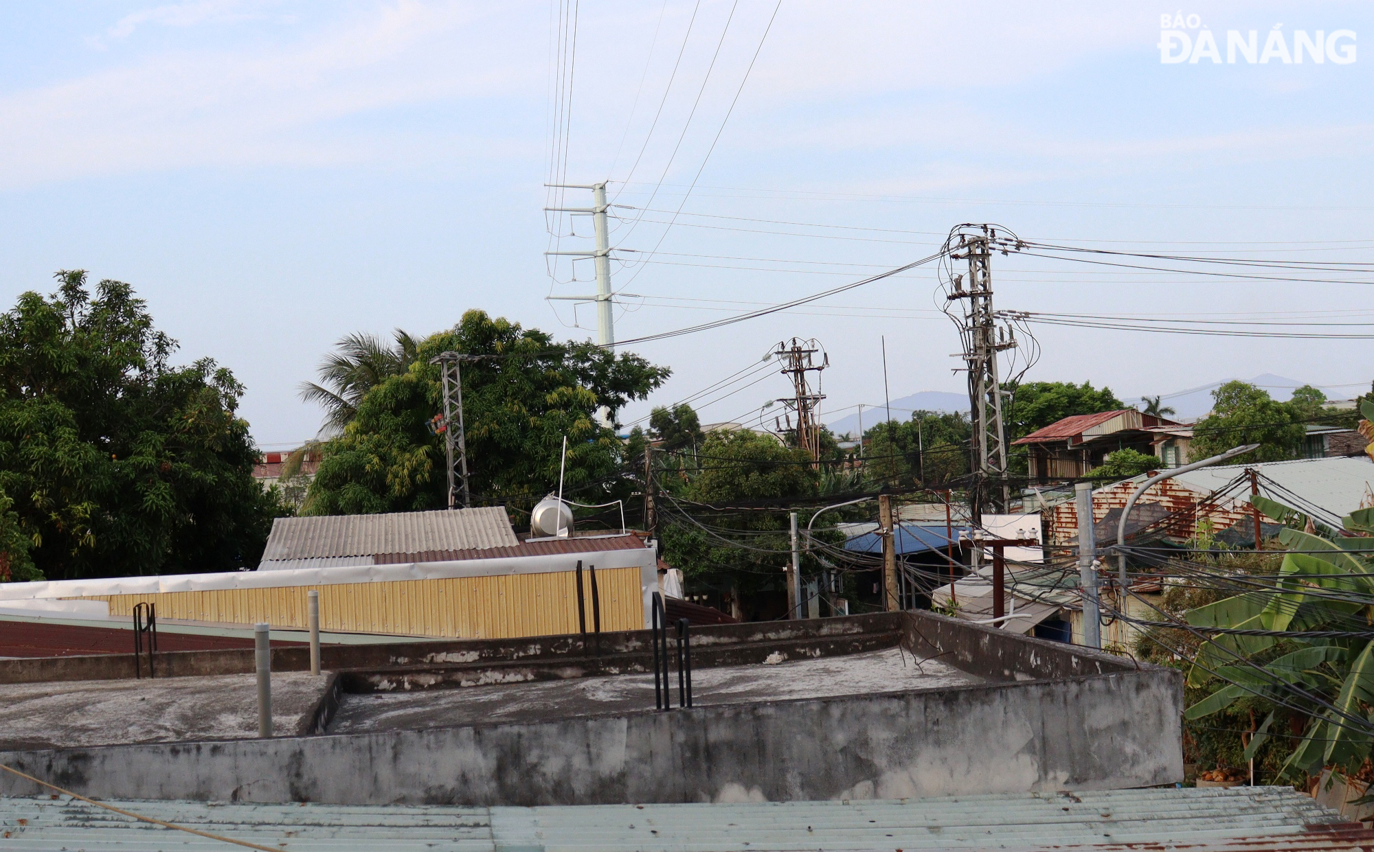 La línea eléctrica de 220 kV Hoa Khanh - Hai Chau se ha completado y está lista para recibir energía para garantizar el suministro de energía al centro de la ciudad. Foto: HOANG HIEP