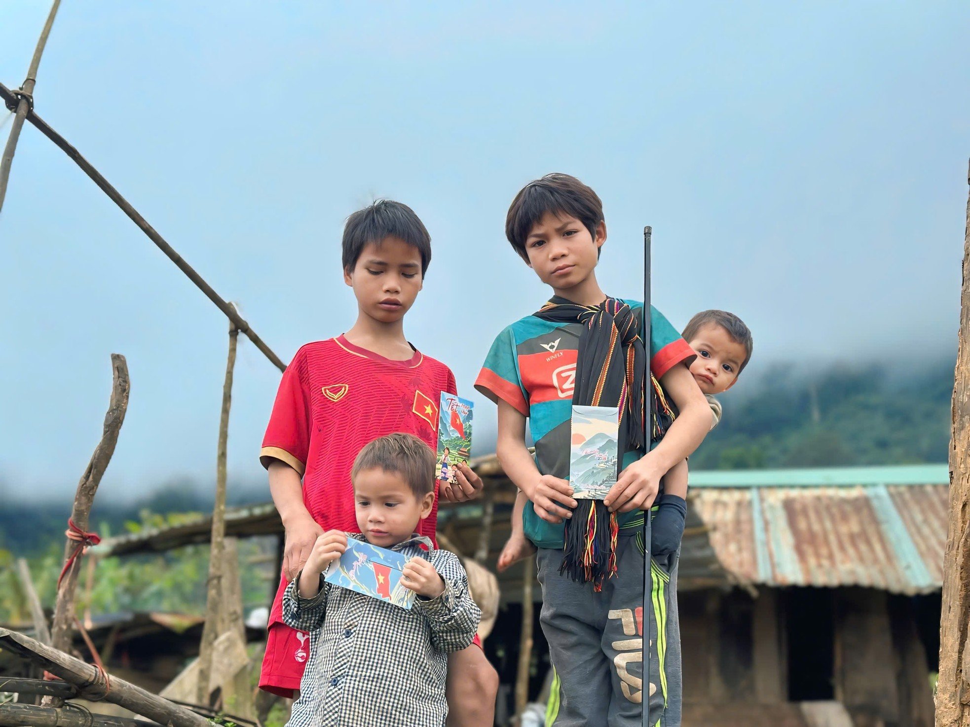 Les enfants des hauts plateaux de Quang Nam reçoivent de l'argent porte-bonheur tôt, photo 7