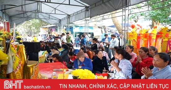 De nombreux touristes visitent le temple Cho Cui à l'occasion de l'anniversaire de la mort de Quan Hoang Muoi.