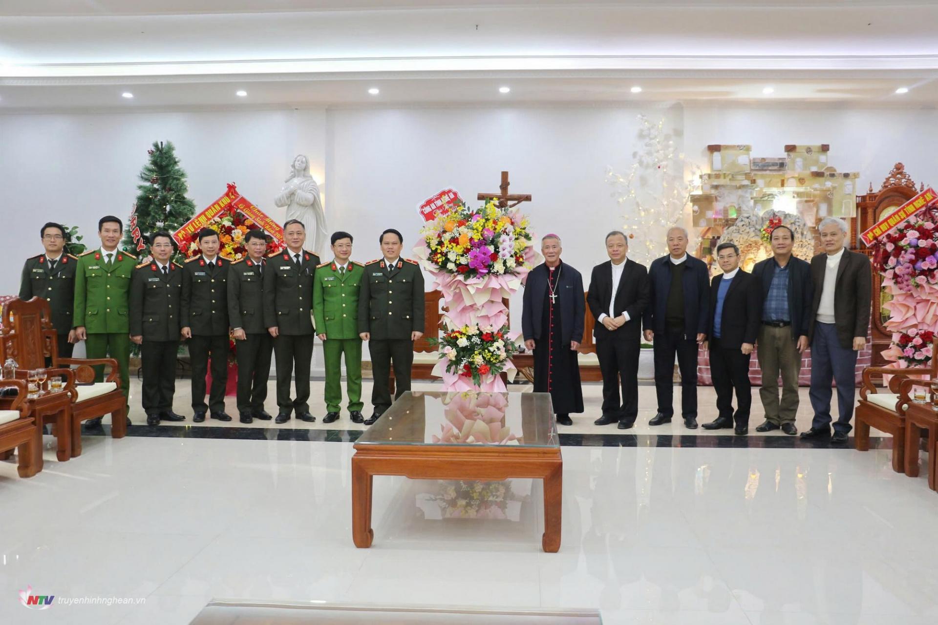 La police de Nghe An félicite le diocèse de Vinh à l'occasion de Noël 2024