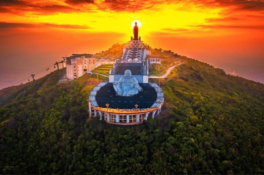 On the top of Ba Den Mountain, there is a statue of Buddha Tay Bo Da Son and a statue of Buddha Maitreya.