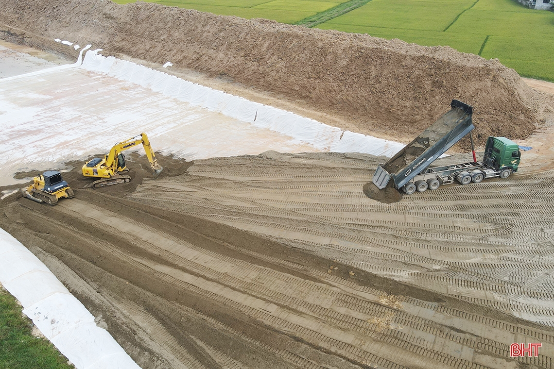 Le chantier de construction de l'autoroute Nord-Sud à Ha Tinh est très animé pendant les vacances du 2 septembre