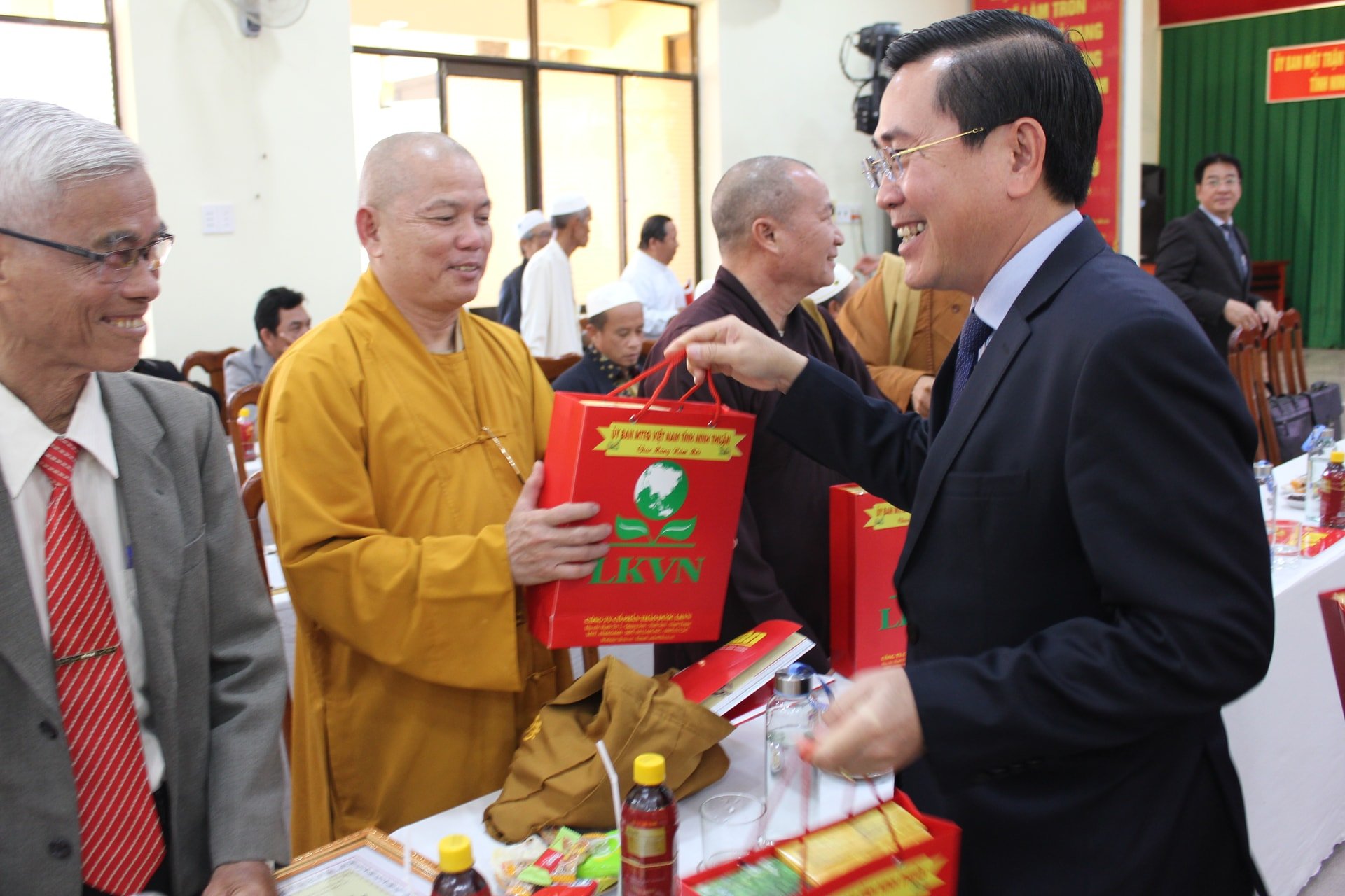 Leaders of Ninh Thuan province presented gifts to religious dignitaries and prestigious people in the Spring of At Ty 2025.