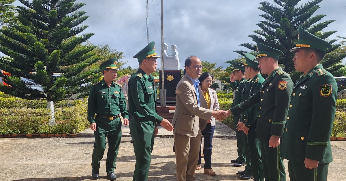 Genosse Y Quang BKrong wünscht den Grenzeinheiten im Bezirk Tuy Duc ein frohes neues Jahr.