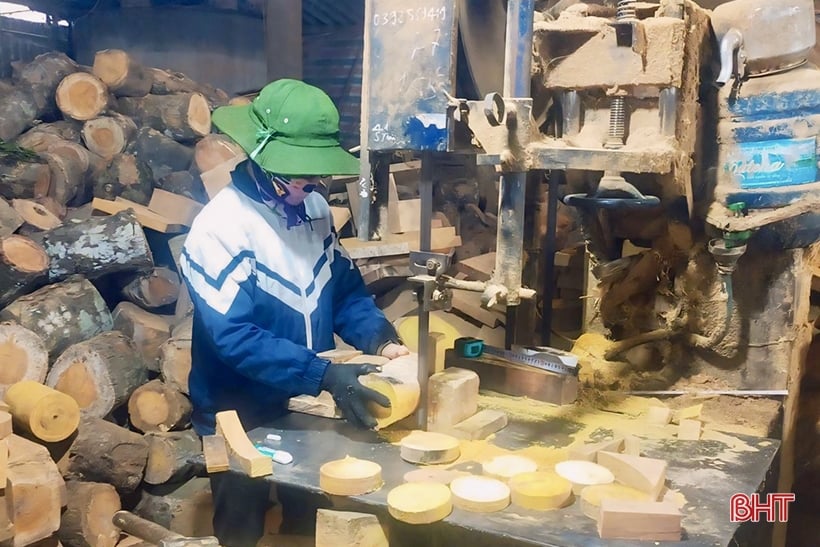 Les villages de menuiserie et de chapeaux coniques de Ha Tinh sont en pleine effervescence avec la nouvelle saison de production.