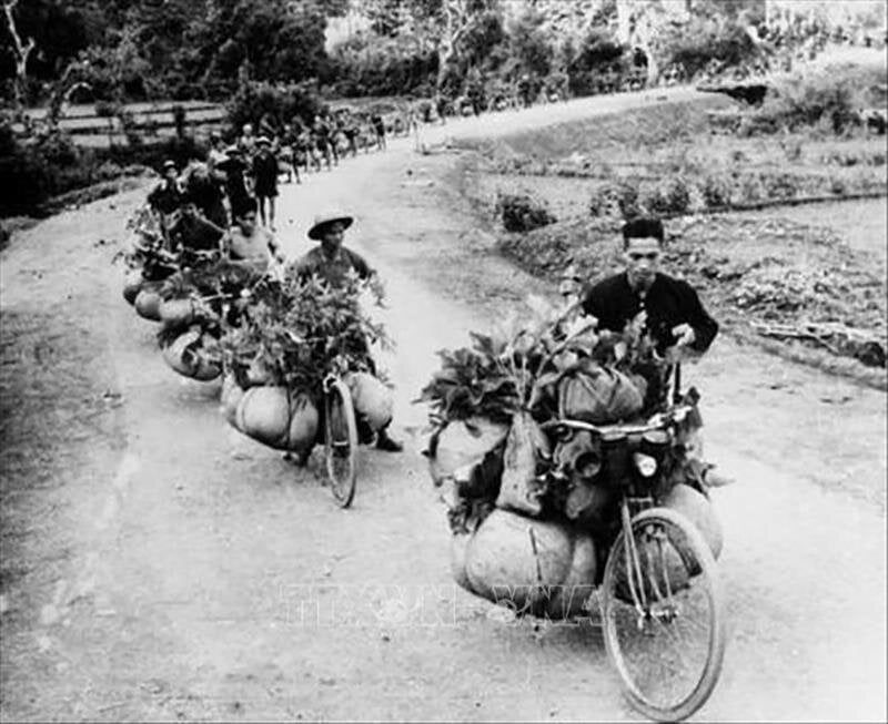 La grande contribution de la main-d'œuvre civile, assurant la logistique de la campagne, fut l'une des principales raisons de la victoire de Dien Bien Phu. (Photo : VNA)