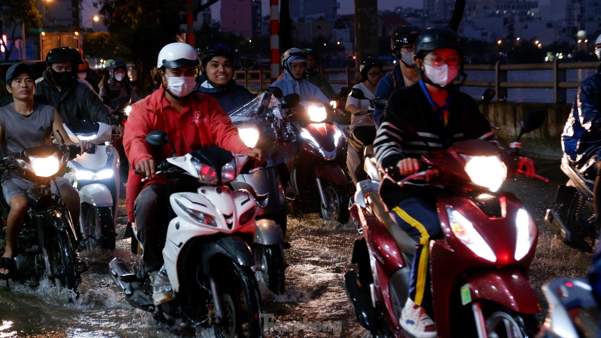 Embouteillages et routes inondées à Ho Chi Minh-Ville après des pluies inhabituelles combinées à une marée haute le 15e jour du 12e mois lunaire, photo 6