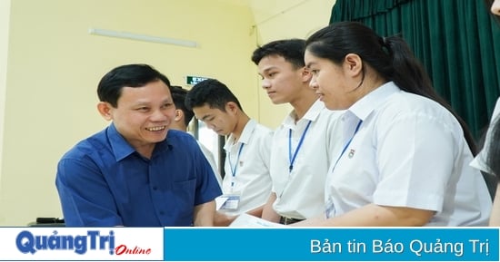 Thien Tam Fund - Quang Tri Newspaper: Awarding 130 scholarships to poor students overcoming difficulties at Chu Van An High School