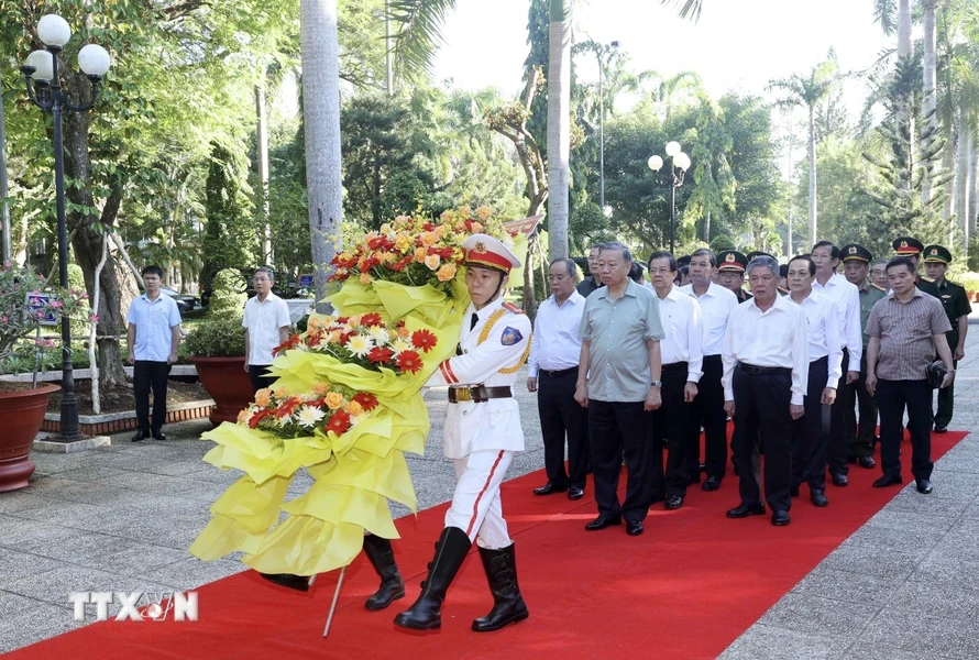 [Ảnh] Chủ tịch nước Tô Lâm dâng hương tưởng nhớ Chủ tịch Hồ Chí Minh tại Trà Vinh