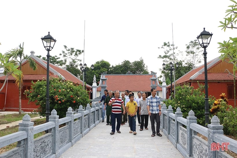 Fier du terrain de l'école An Hoa Thinh