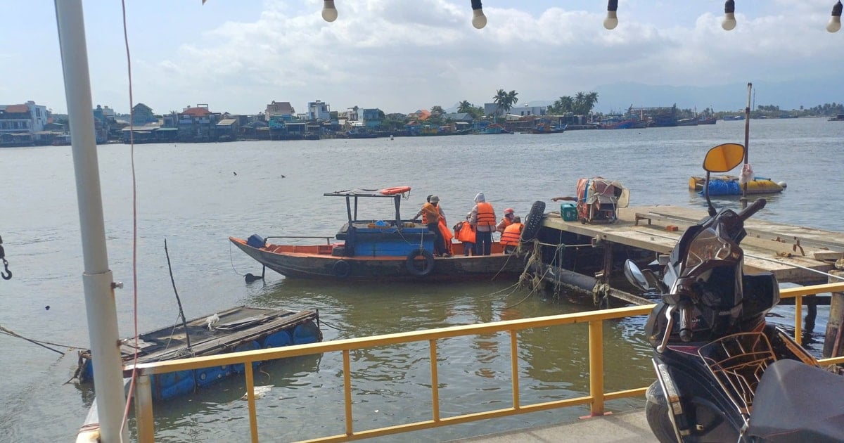 Un bac en fer endommagé, les habitants de Tam Hai voyagent temporairement en bateau