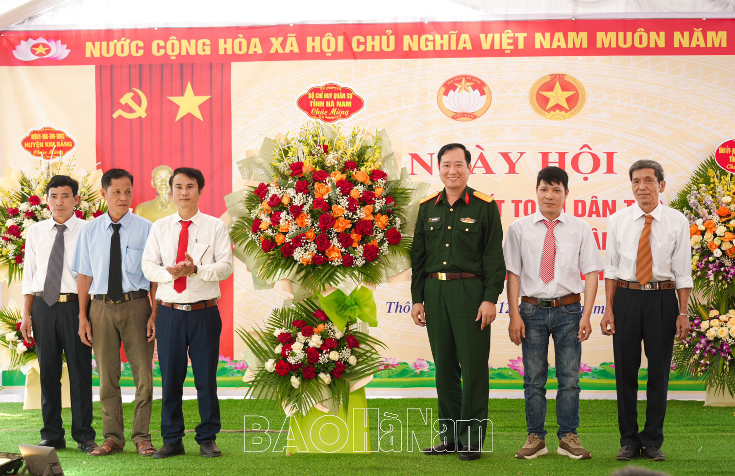 Đồng chí Phó Bí thư Thường trực Tỉnh ủy Đinh Thị Lụa dự Ngày hội Đại đoàn kết toàn dân tộc tại thôn Đông xã Hoàng Tây