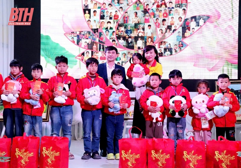 Meeting, giving Tet gifts and sponsorship funds to disadvantaged orphans