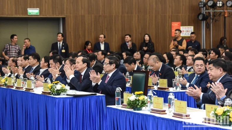 혁신적 사고와 제도 구축에 앞장서고 국가 발전을 위해 모든 자원을 동원합니다. 사진 1