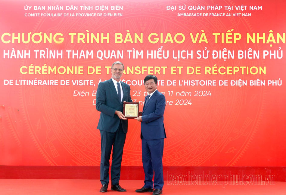 Remise du système de panneaux d'information, des panneaux de signalisation pour visiter et découvrir l'histoire de Dien Bien Phu