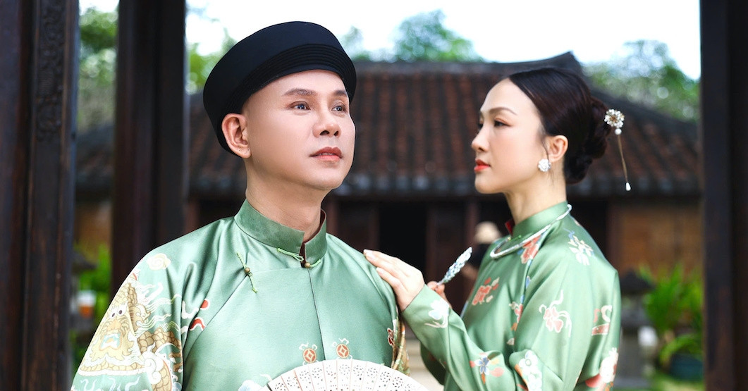 'Talented' Phan Dinh Tung wears ao dai affectionately with his wife 12 years younger