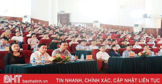 Bồi dưỡng chính trị cho đội ngũ cán bộ tuyên giáo và quản lý giáo dục