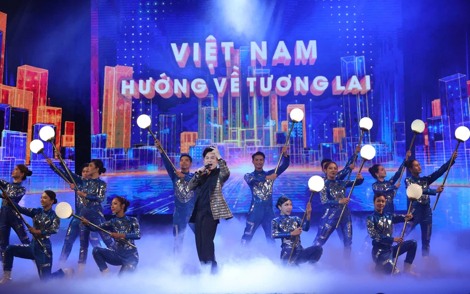 Певица Тунг Дуонг исполнила песню «Vietnam Shines», в которой говорится об утверждении позиции Вьетнама в новую эпоху, постоянном стремлении стоять плечом к плечу с международным сообществом. (Фото: Хоай Нам/Вьетнам+)