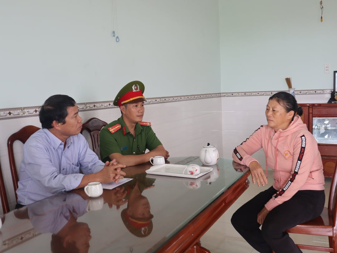 Reprezentanții Comitetului Provincial pentru Siguranța Rutieră au vizitat familia unei persoane care a murit într-un accident rutier în districtul Buon Don.