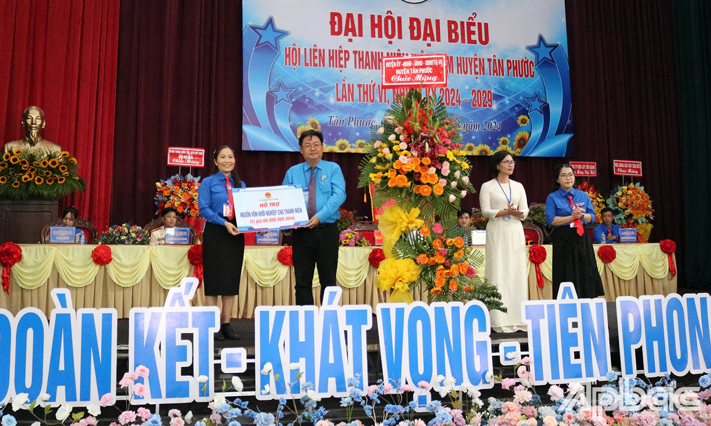 Ständiger Ausschuss des Parteikomitees des Bezirks Tan Phuoc - Volksrat - Volkskomitee stellte der Jugend von Tan Phuoc Jugendprojekte vor