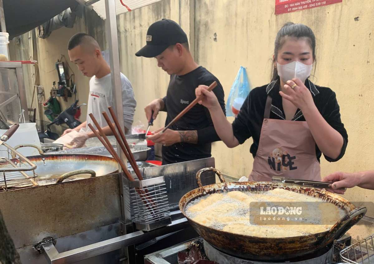 ナムディンのバナナケーキ屋台はスアン・ソンのおかげで1日に何百ものケーキを売っている