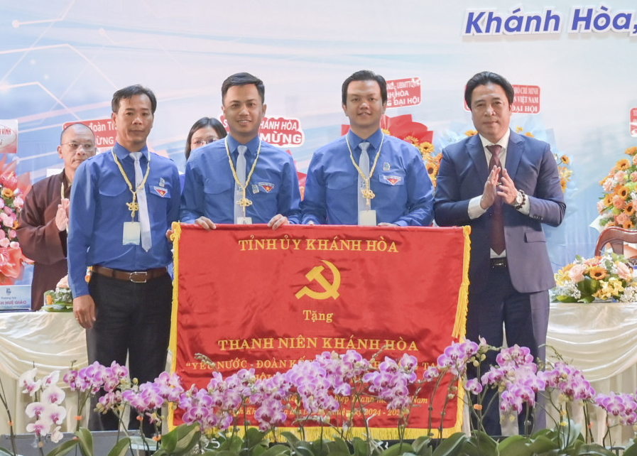 El Comité Provincial del Partido entregó al congreso una pancarta con las palabras: Juventud Khanh Hoa - Patriótica - Solidaridad - Agresiva - Creativa - Integración - Desarrollo.