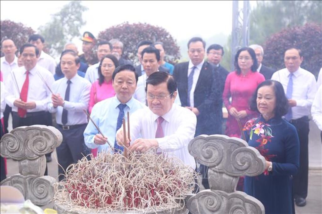 Lãnh đạo Đảng, Nhà nước dâng hương tại phần mộ Tổng Bí thư Trần Phú ở xã Tùng Ảnh, huyện Đức Thọ. 