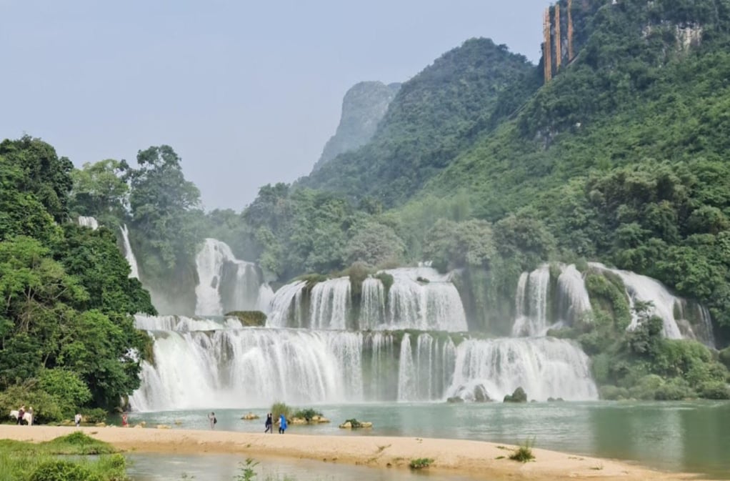 Ban Gioc Waterfall (Chongqing) - a famous scenic spot that attracts many tourists.