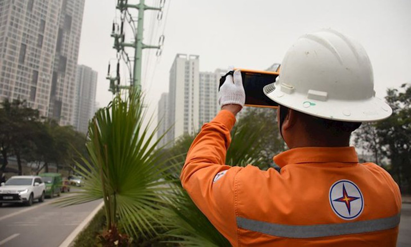 EVNHANOI strengthens inspection of power grid corridors. Photo: EVN