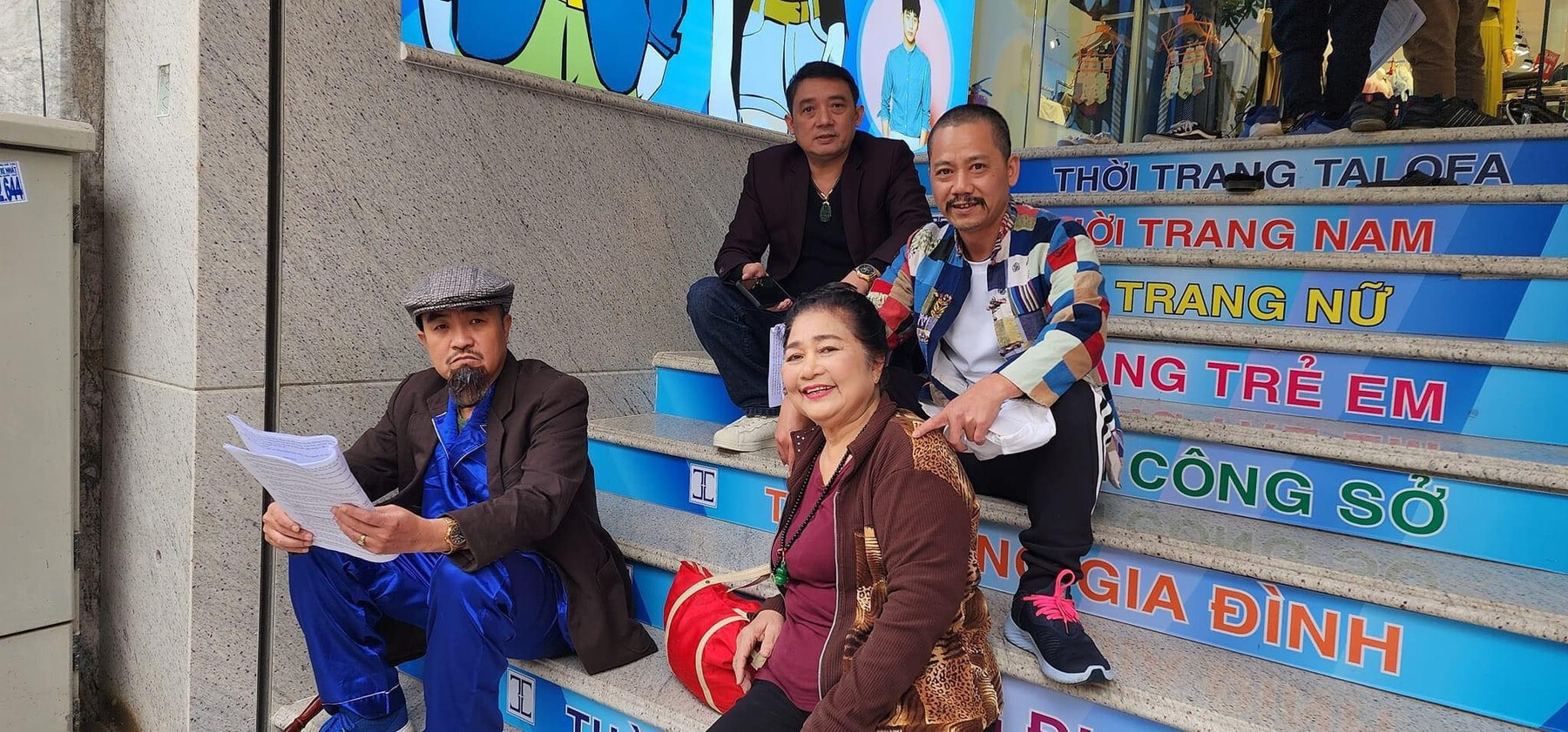 Artist Kim Xuyen at the age of 78, often seen as a gole, still works in advertising 584 (1).jpeg