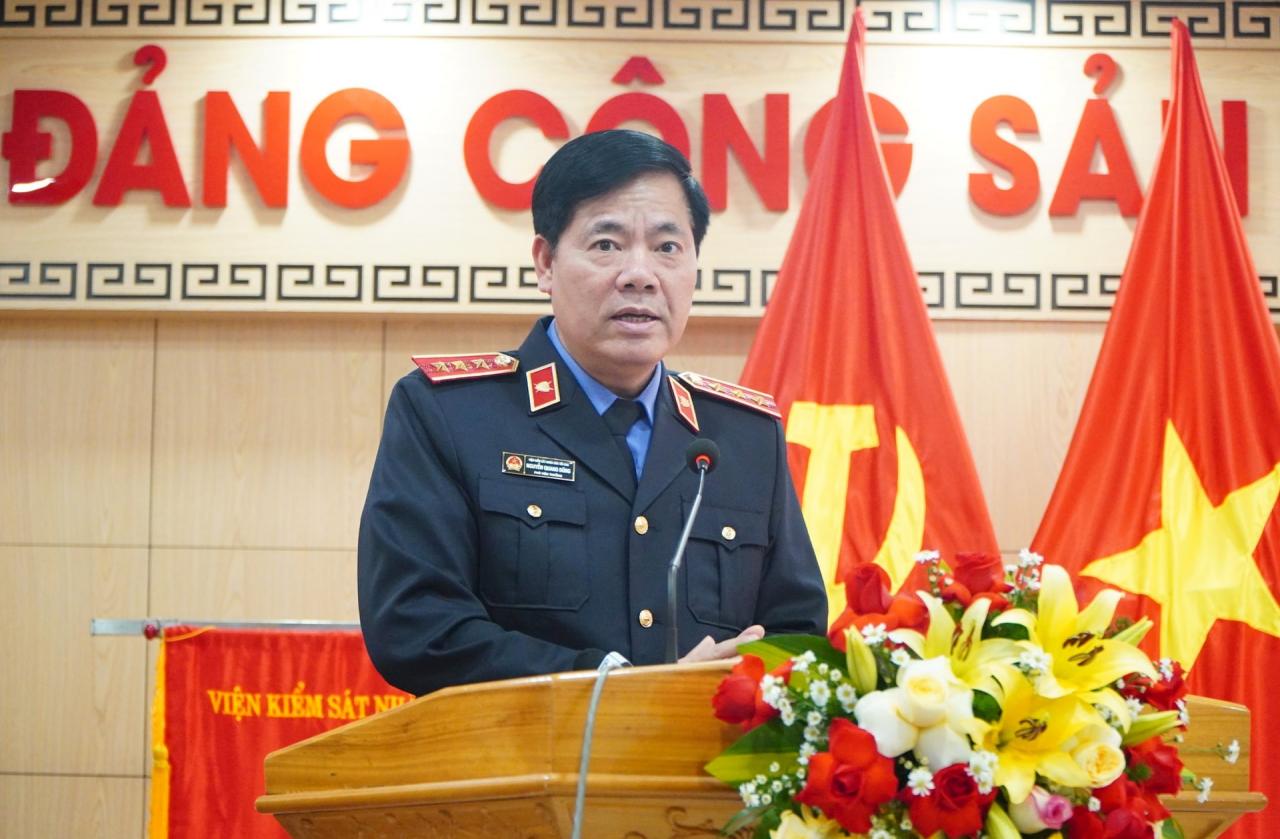 Der stellvertretende Vorsitzende Richter der Obersten Volksstaatsanwaltschaft, Nguyen Quang Dung, hielt eine Rede zur Leitung der Konferenz. Foto: TAM DAN