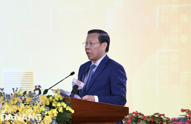 El presidente del Comité Popular de Ciudad Ho Chi Minh, Phan Van Mai, habló en el taller. Foto: M.QUE