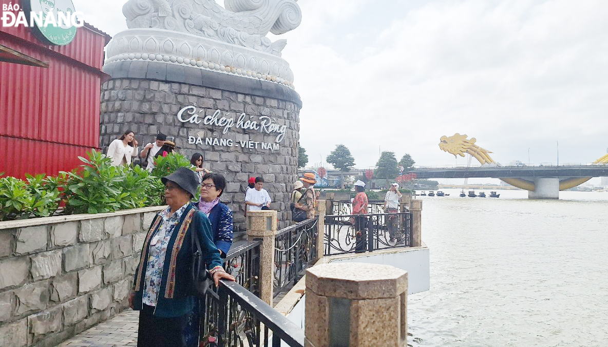 Some tourists visit the Dragon Bridge area (Tran Hung Dao Street). Photo: THU HA