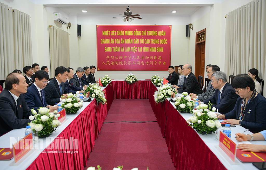 Hochrangige Delegation des Obersten Volksgerichtshofs Chinas arbeitet in der Provinz Ninh Binh