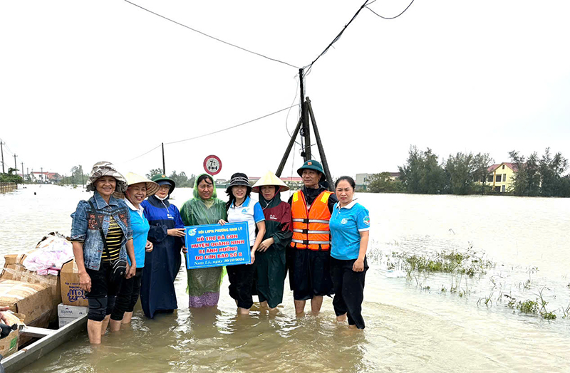 ナムリー地区（ドンホイ市）の女性たちが洪水被害地域の人々を支援している。