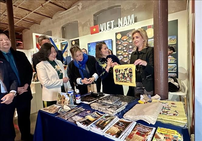 Traditionelle vietnamesische Musik und Kunst erstrahlen im Frankophonen Dorf