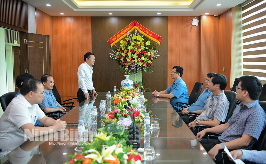 Los líderes del Comité Popular Provincial visitaron y felicitaron por el Día de los Emprendedores de Vietnam