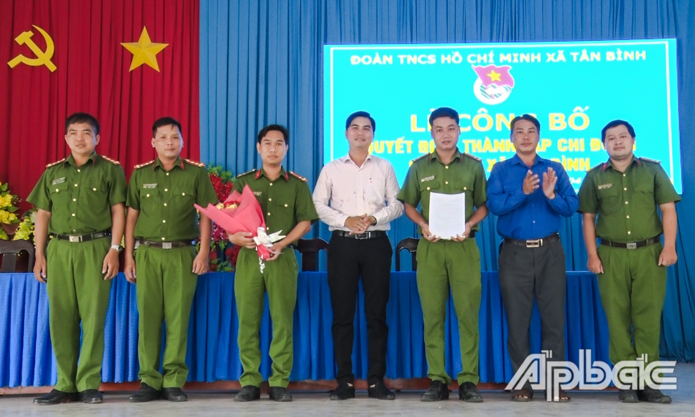 Herr Pham Thanh Tra und Herr Huynh Van Huong präsentierten die Entscheidung und überreichten Blumen, um der Jugendgewerkschaft der Polizei der Gemeinde Tan Binh zu gratulieren.