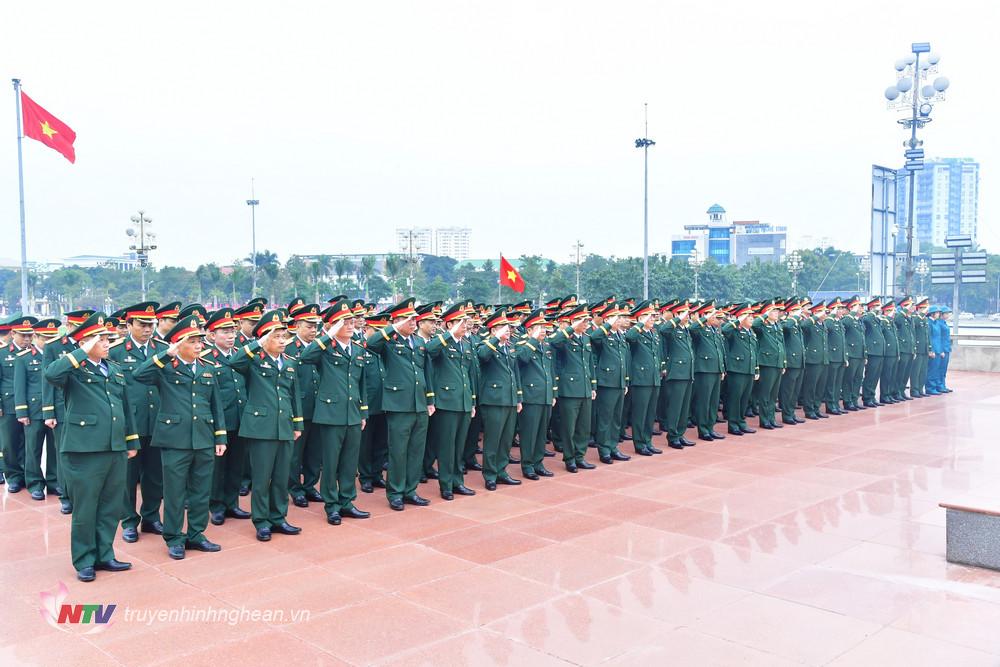 Le commandement militaire provincial offre des fleurs et fait rapport à l'oncle Ho sur la place Ho Chi Minh.