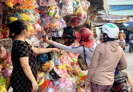 ប្រដាប់ប្រដាក្មេងលេងក្នុងពិធីបុណ្យពាក់កណ្តាលសរទរដូវមានម៉ូដែលចម្រុះ និងការរចនាគួរឱ្យចាប់អារម្មណ៍។