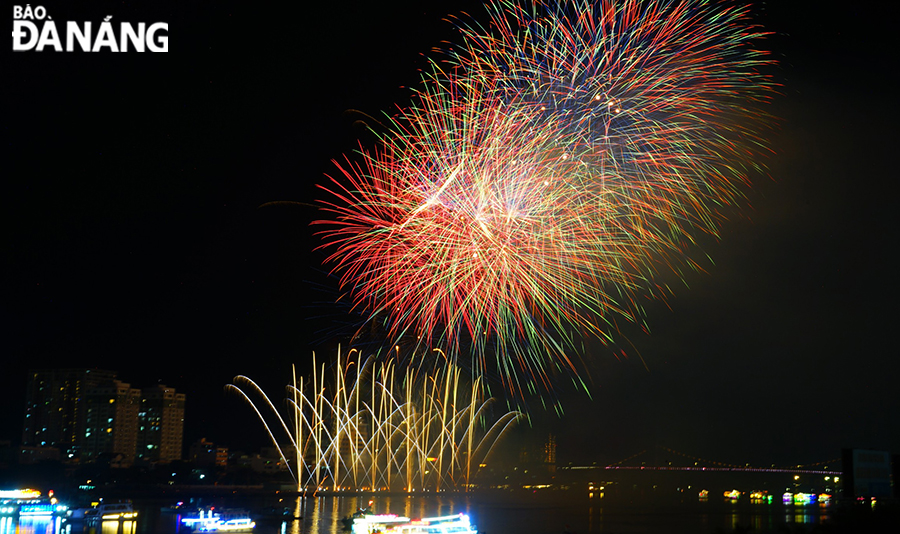 Colorful fireworks bring brilliance and freshness to this year's DIFF season.