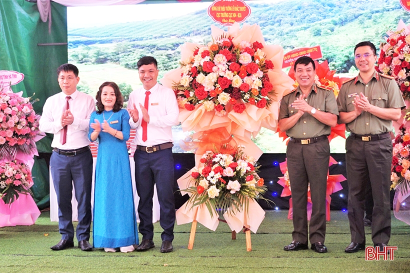 Huong Lam border commune receives certificate of recognition for meeting new rural standards