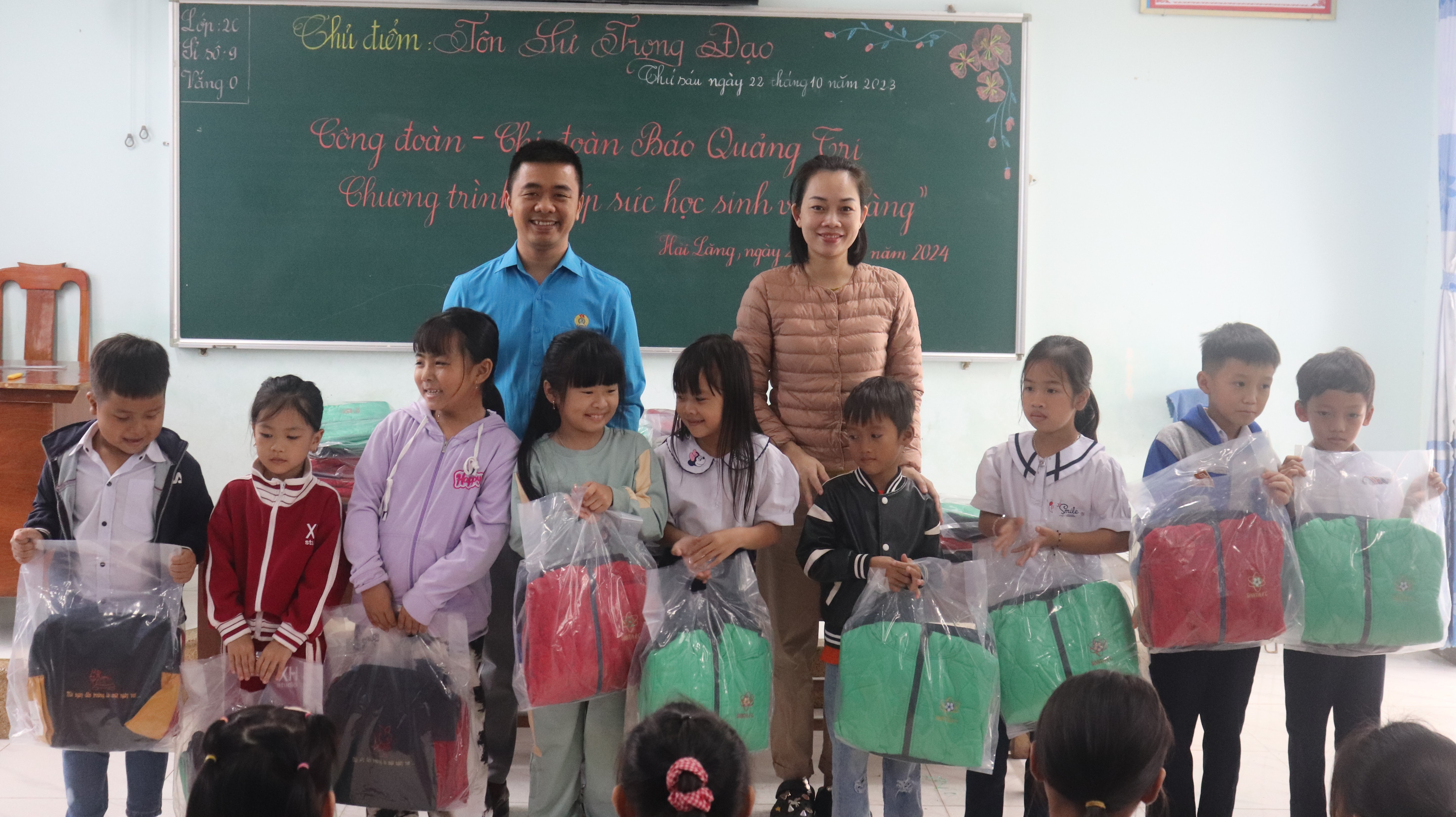 สหภาพแรงงาน-สหภาพเยาวชนหนังสือพิมพ์กวางตรีมอบของขวัญให้แก่นักเรียนโรงเรียนชาง