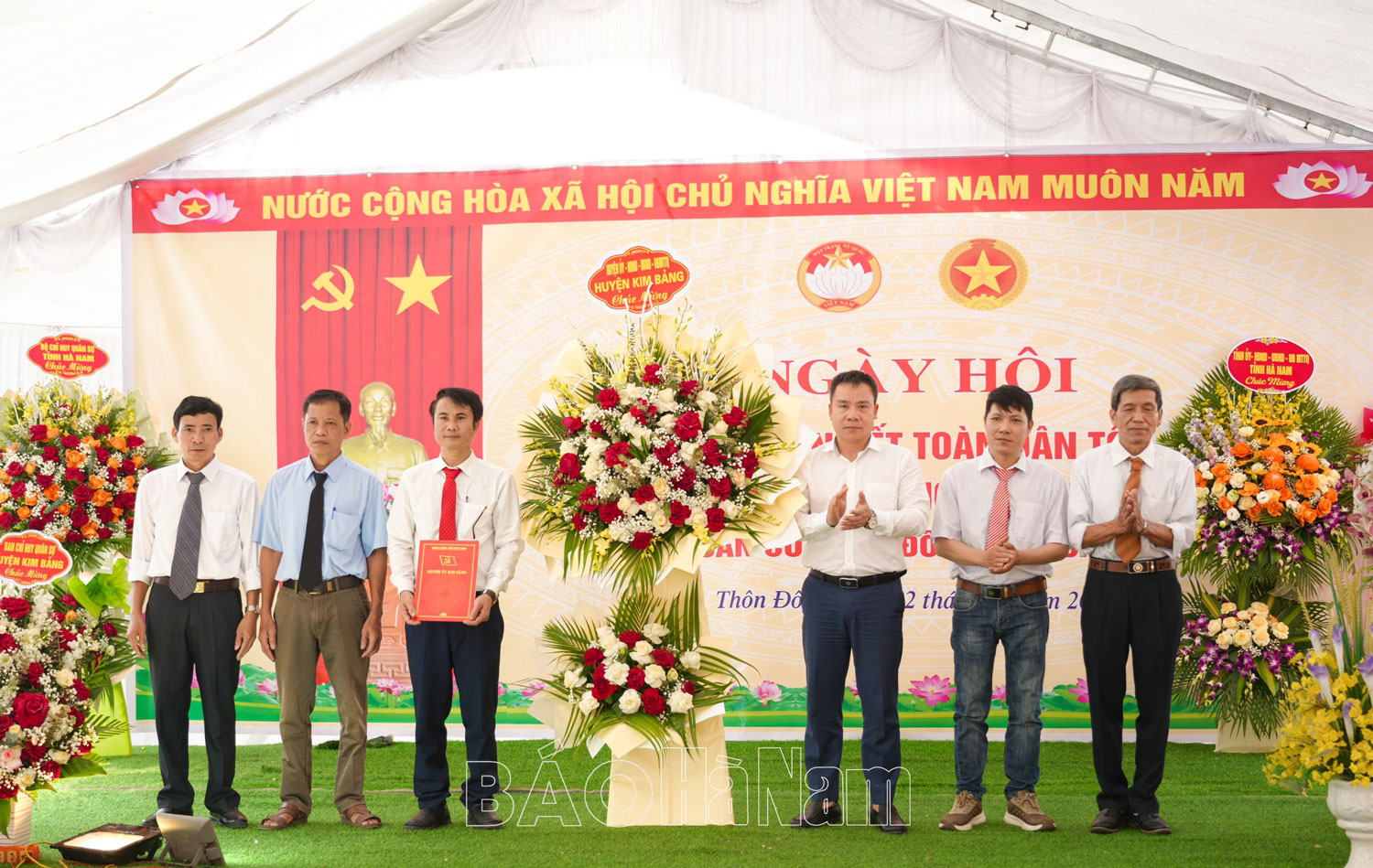 Đồng chí Phó Bí thư Thường trực Tỉnh ủy Đinh Thị Lụa dự Ngày hội Đại đoàn kết toàn dân tộc tại thôn Đông xã Hoàng Tây