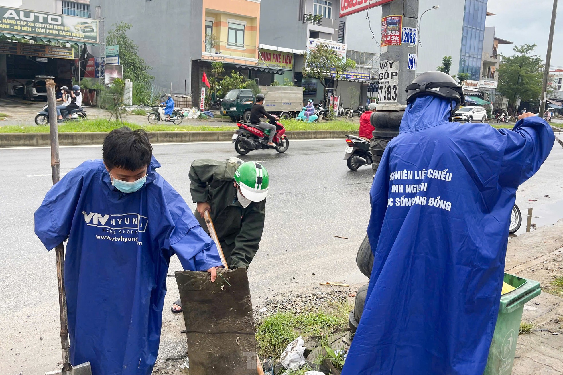 Da Nang aktiviert ein Freiwilligenteam, um Menschen bei der Vorbeugung des Sturms Tra Mi zu helfen. Foto 3