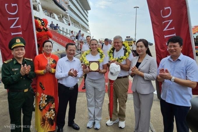 Der dreimillionste internationale Besucher kommt auf einem Luxuskreuzfahrtschiff in Quang Ninh an