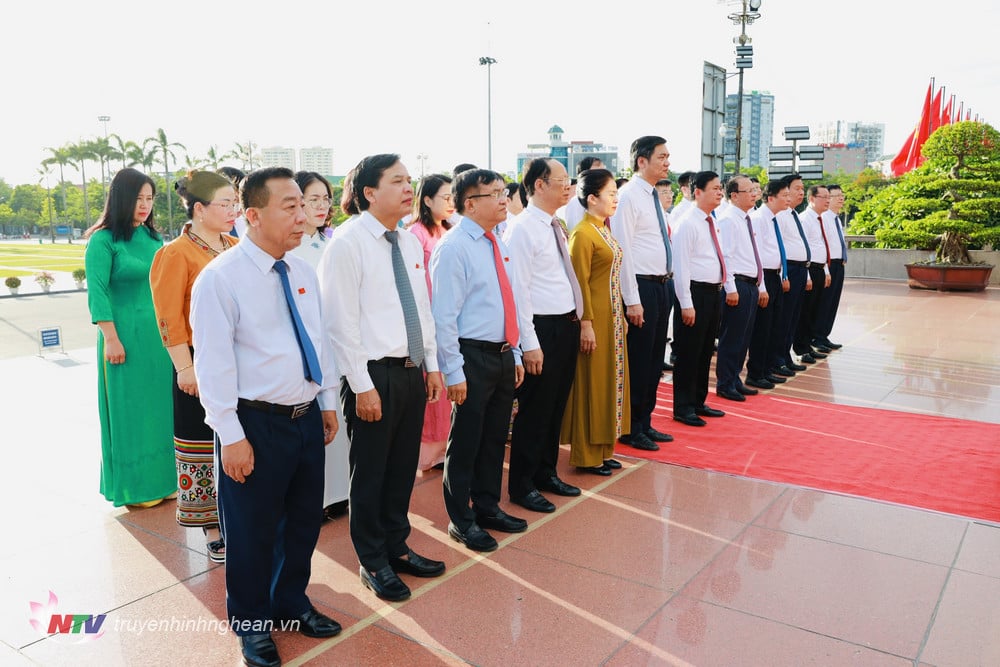 Lãnh đạo tỉnh, đại biểu HĐND tỉnh dâng hoa tưởng niệm Chủ tịch Hồ Chí Minh