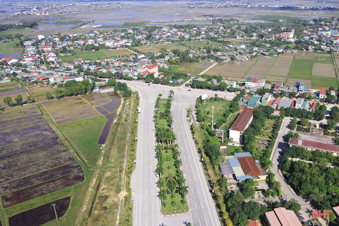 How is the extended Xo Viet Nghe Tinh road project invested?